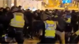 ВІДЕО! Поліція розбороняє фанів Брайтона та Аякса, щоб зупинити насильство