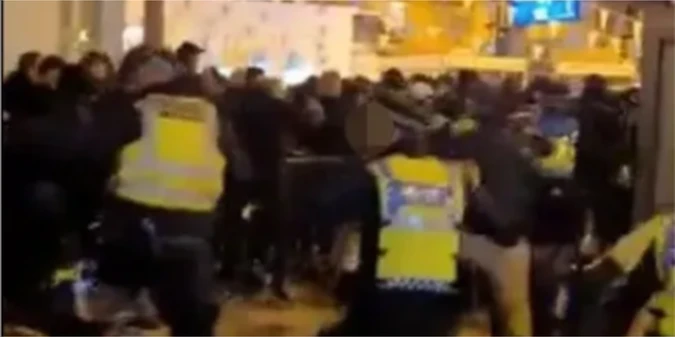 ВІДЕО! Поліція розбороняє фанів Брайтона та Аякса, щоб зупинити насильство