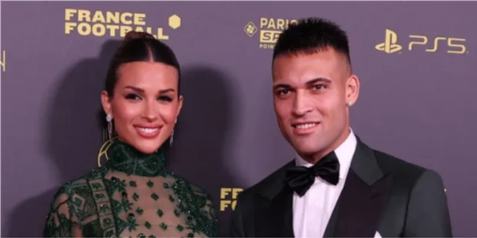 😍Чарівна дружина Лаутаро Мартінеса з Інтера у прозорій сукні на церемонії вручення "Золотого м'яча"